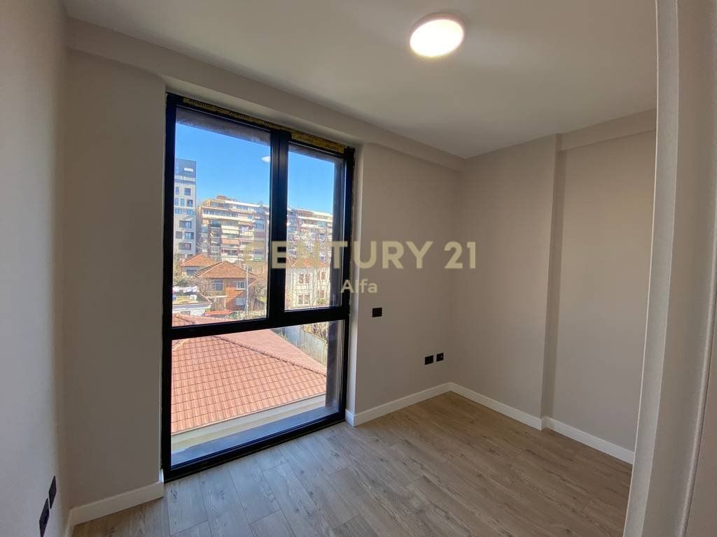 Jepet me qira apartament 2+1+2 ballkone tek Shkolla e Kuqe!