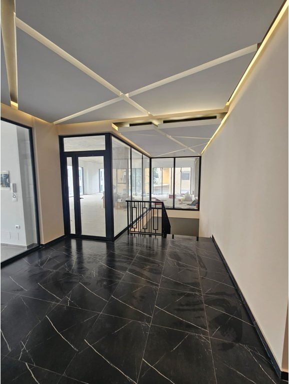 Locale Commerciale in Affitto – Sulla Strada Principale, molto vicino al Centro di Tirana - 250.5 m2