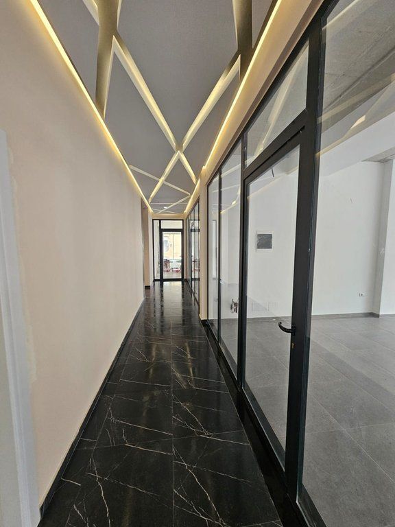Locale Commerciale 250.5 m² in Affitto vicino al Centro di Tirana, Accanto alla Strada Principale