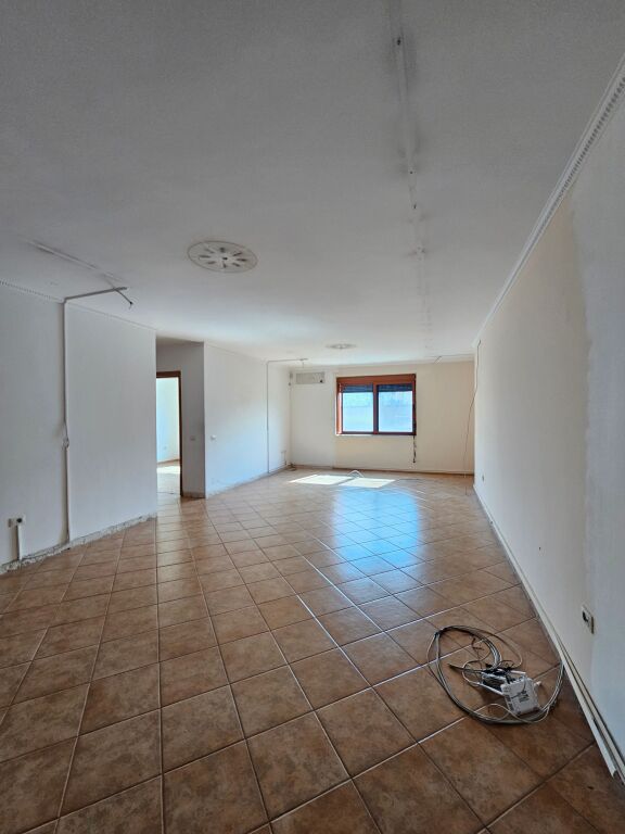 In Affitto: *Ambiente (125m2)* diviso in 3 stanze  📍Stazione ferroviaria - edificio nuovo - Sulla strada principale (*850€/mese*) Super Location