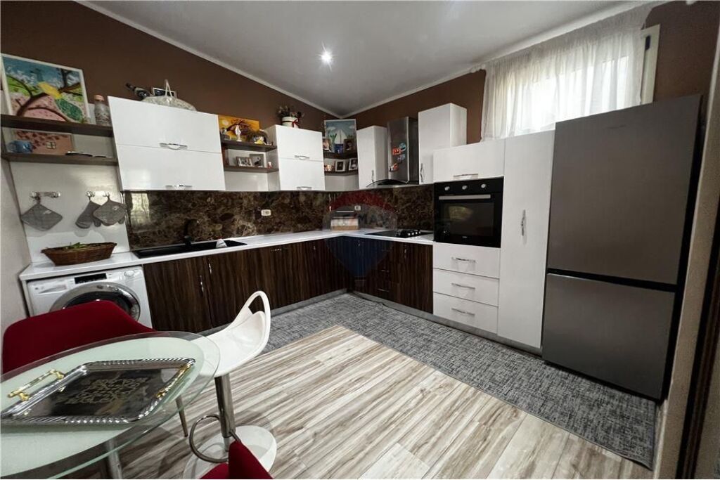 Appartamento 2+1 in vendita, vicino all'incrocio di Rinia, Vlore