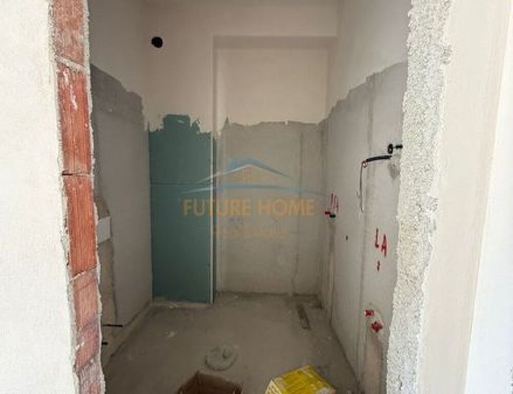 In vendita, Appartamento 2+1+2+Deposito, vicino al Campo di Alidemi, Tirana., Tirana.