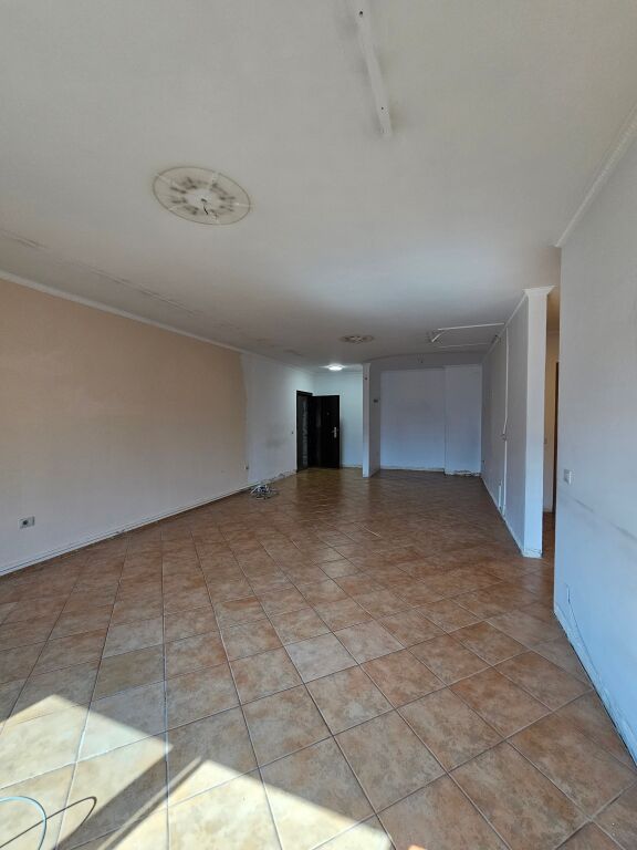 In Affitto: *Ambiente (125m2)* diviso in 3 stanze  📍Stazione ferroviaria - edificio nuovo - Sulla strada principale (*850€/mese*) Super Location