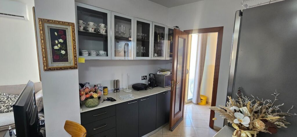 Shitet Apartament 1+1+depo+verande tek Shkolla Mihal Grameno