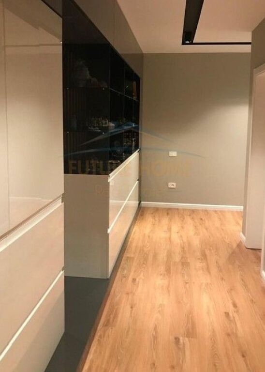 Qira, Apartament 2+1, Libri Universitar, Tiranë.
