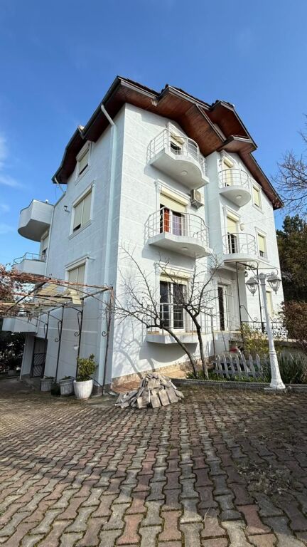 3-storey villa for rent near Farka Lake