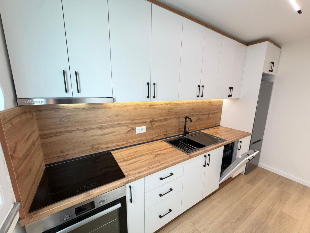 🏡 Apartment 1+1 for Sale – Super Investment  📍 21 Dhjetori, former Park – Ndre Mjeda Street 🏢 Existing building, 1st floor (no elevator) 📐 59 m² net in the registry  ✨ Fully furnished and completely renovated apartment, with modern furniture and high quality. Very functional layout and natural lighting.  💳 Purchase option with credit  💰 Price: 140 Million leke