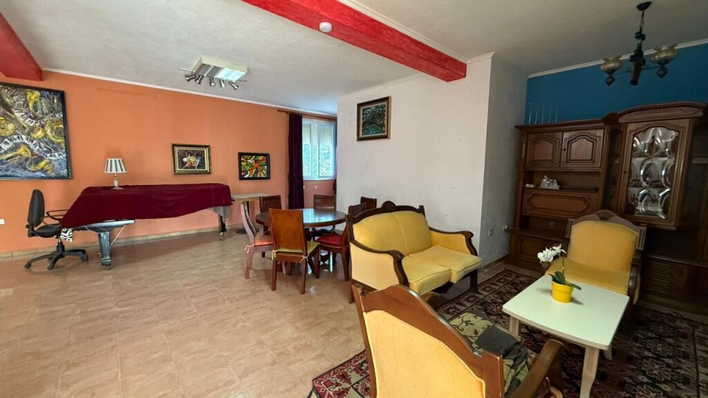 3-storey villa for rent near Farka Lake