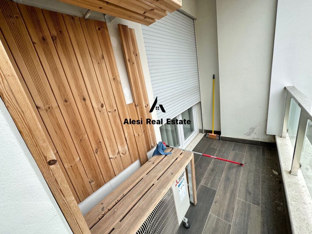 Appartamento 2+1+2  Indirizzo: Via dei Kosovari  7° piano  Arredato con condizioni moderne  2 balconi 1 guardaroba 2 bagni  1 posto auto  Prezzo 1300 €