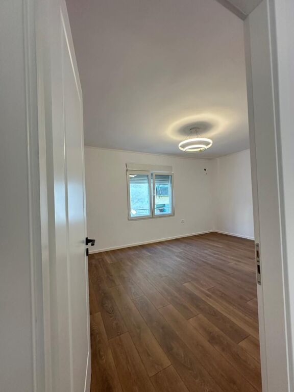 Appartamento 2+1 con ipoteca in vendita in Via Kongresi i Manastirit vicino ai Palazzi di Fratari ad Astir