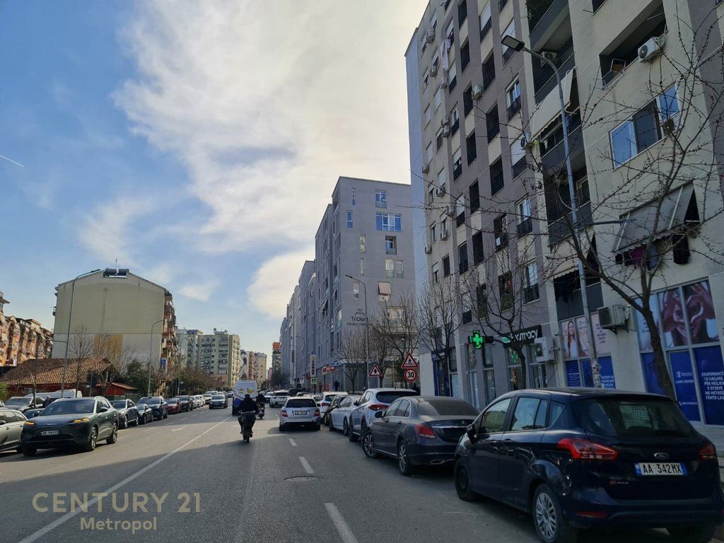 Unità di Servizio in Affitto, vicino a Via Komuna e Parisit!