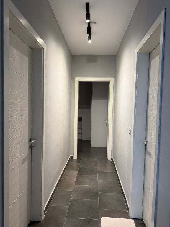 • Apartment 2+1 for rent  • Tom Doshi Complex, between Shkoza and Fresku – Tirana  • Area: 88 m²  • Floor: 3  • New building with elevator  • Layout: corridor, living room + kitchen, 2 bedrooms, 2 bathrooms, balcony  • New furniture and air conditioning  • Price: 500 € / month  • Families preferred