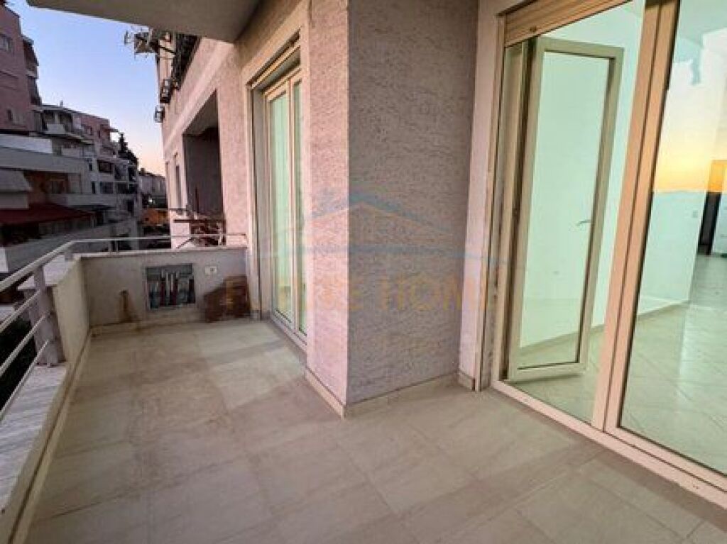 Shitet, Apartament 1+1, Fresku, Tiranë