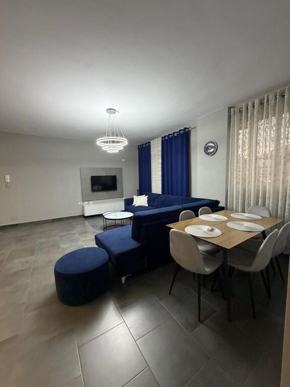 🏢 Appartamento 2+1 in affitto 📍 Complesso Tom Doshi, tra Shkoza e Fresku – Tirana
