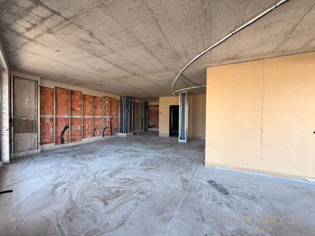 Appartamento 2+1+2 con posto auto in vendita presso Gradient Residence, nella zona del Lago Vuoto, Tirana, con una bella vista sul Lago di Tirana. 🏡