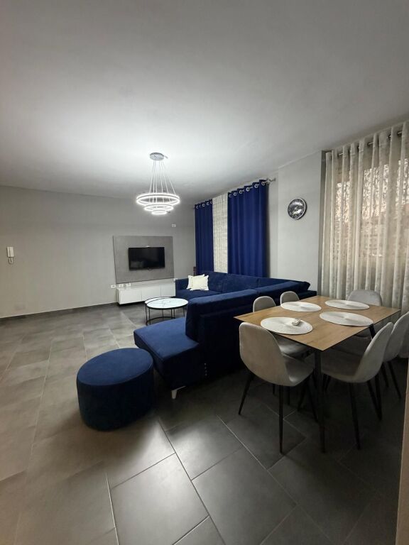 • Apartment 2+1 for rent  • Tom Doshi Complex, between Shkoza and Fresku – Tirana  • Area: 88 m²  • Floor: 3  • New building with elevator  • Layout: corridor, living room + kitchen, 2 bedrooms, 2 bathrooms, balcony  • New furniture and air conditioning  • Price: 500 € / month  • Families preferred