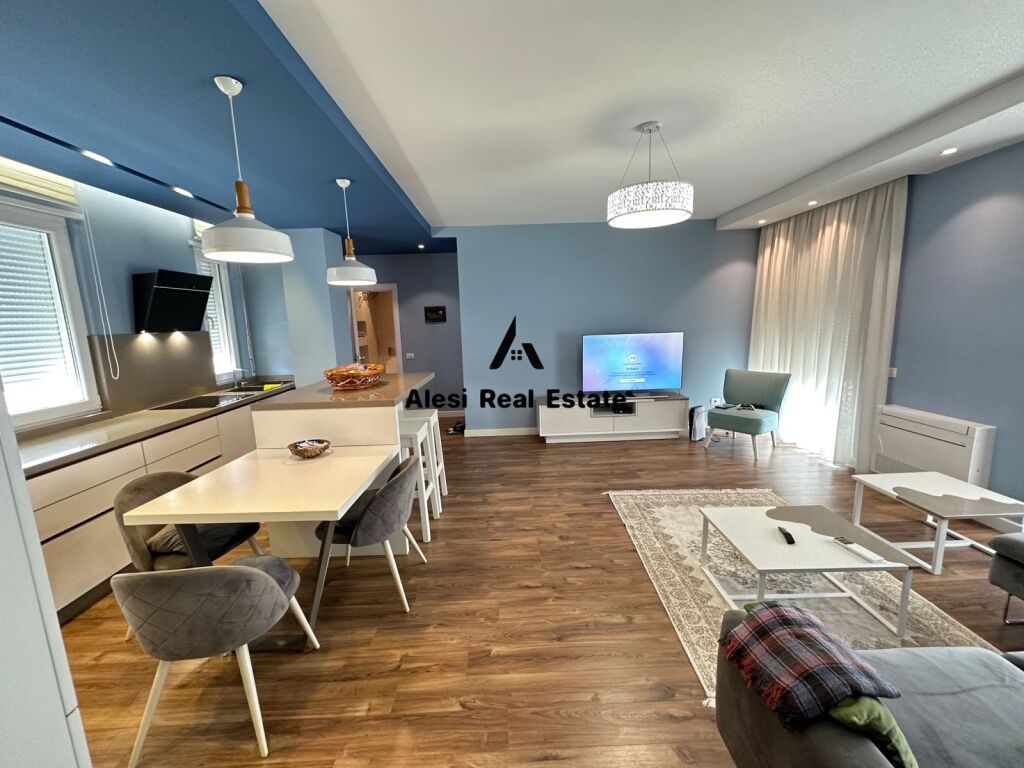 Appartamento 2+1+2  Indirizzo: Via dei Kosovari  7° piano  Arredato con condizioni moderne  2 balconi 1 guardaroba 2 bagni  1 posto auto  Prezzo 1300 €