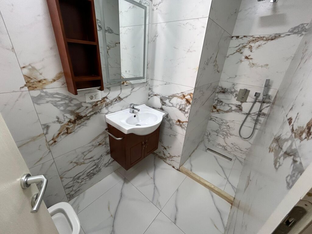 Affittasi Gazoniere  Indirizzo: Ex Parco Di Fronte a Deliorgji  Primo piano  Arredato  Edificio privato  Prezzo 350 mila lek