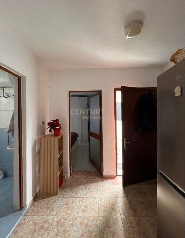 Shesim shtepi private 1+1 me ambient komercial