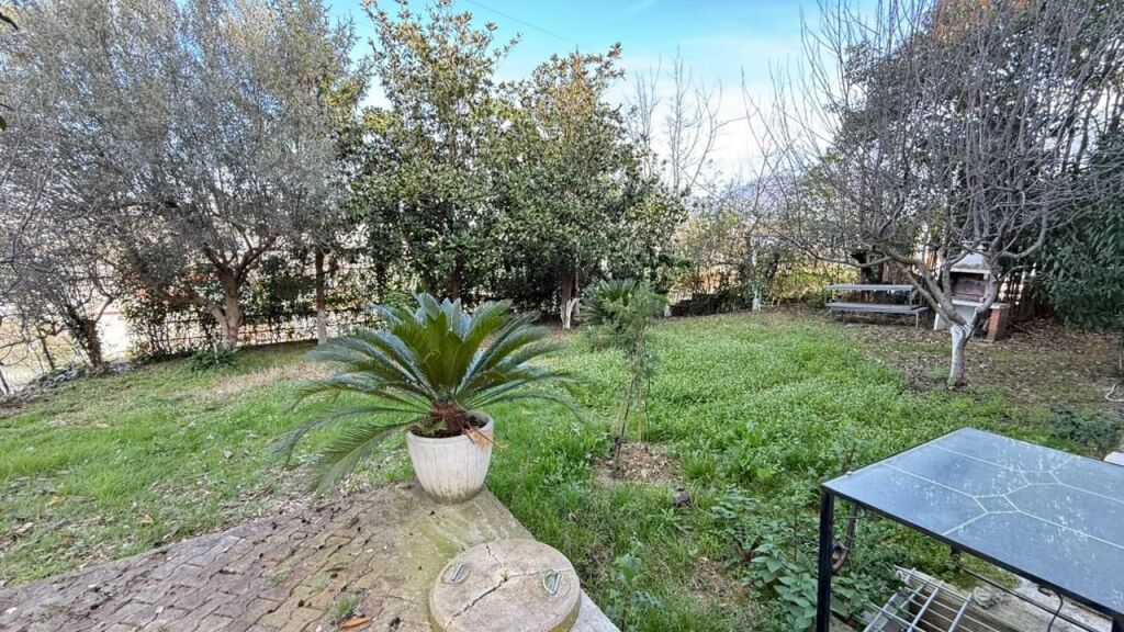 3-storey villa for rent near Farka Lake