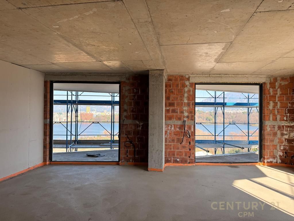Appartamento 2+1+2 con posto auto in vendita presso Gradient Residence, nella zona del Lago Vuoto, Tirana, con una bella vista sul Lago di Tirana. 🏡