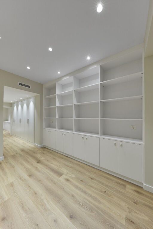 SHOP FOR RENT 50 M2 BARDHYL STREET 75,000 LEKE