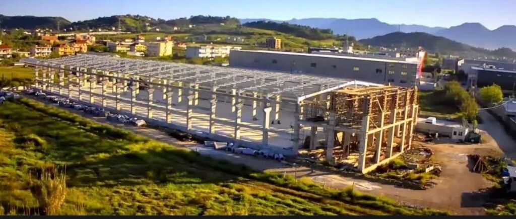 KAPANON ME QERA 4400 M2 PRUSH 20.000 EURO FH-58542