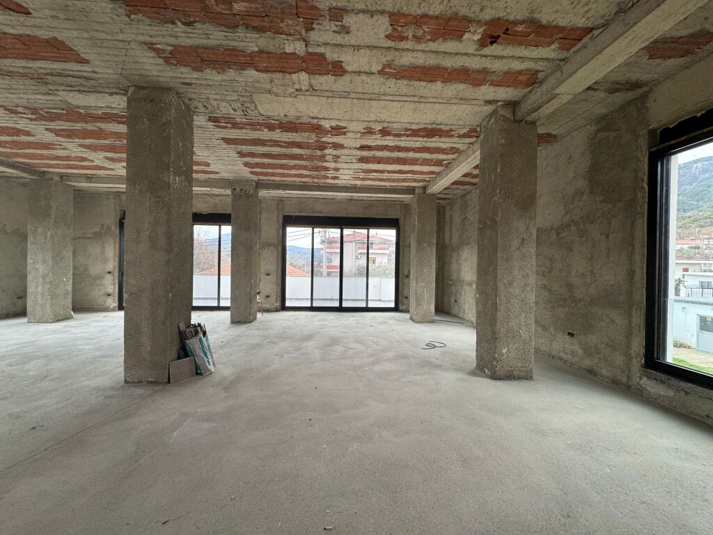 Service unit, Business, Premises + Land for rent in Berzhite, PALMA NOVA