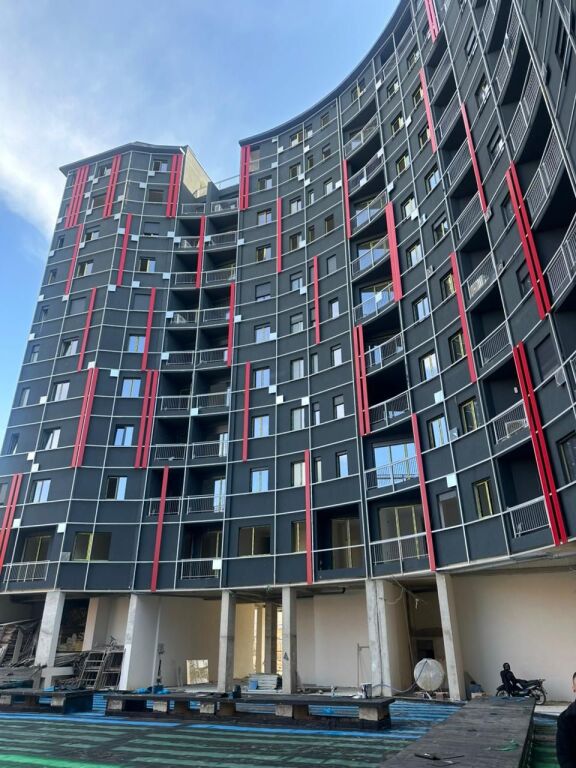 Shitet Apartament 3+1+2
