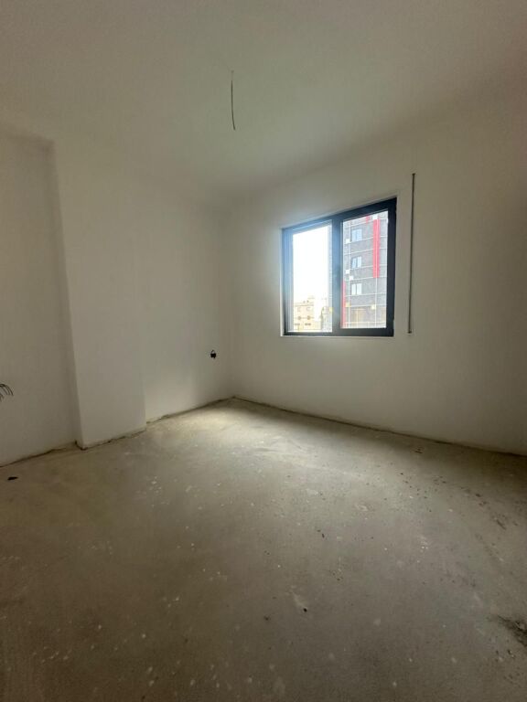 Shitet Apartament 3+1+2