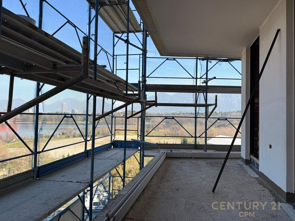 Appartamento 2+1+2 con posto auto in vendita presso Gradient Residence, nella zona del Lago Vuoto, Tirana, con una bella vista sul Lago di Tirana. 🏡