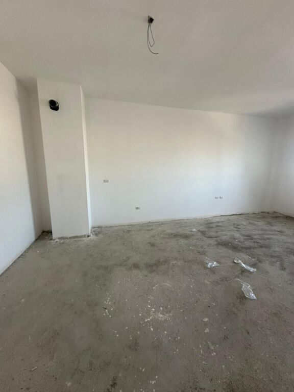 Shitet Apartament 1+1