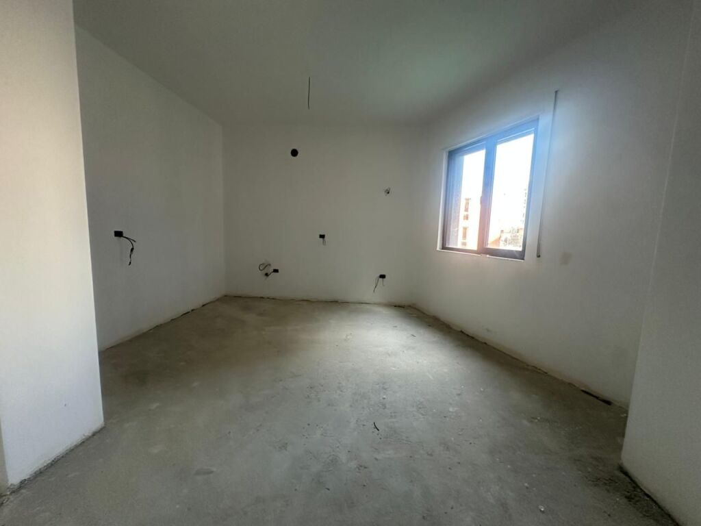 Shitet Apartament 3+1+2