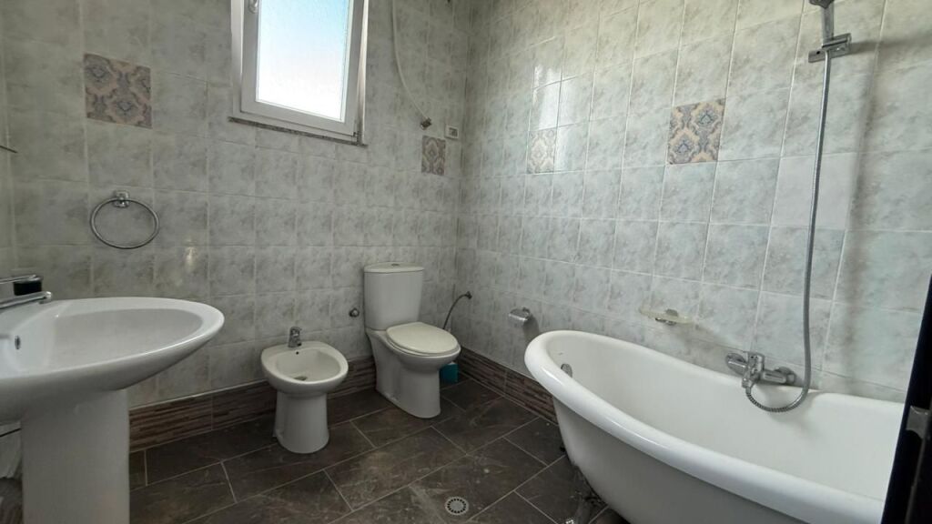 3-storey villa for rent near Farka Lake