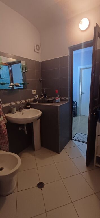 Shitet apartament 1+1 tek Spitali Ushtarak
