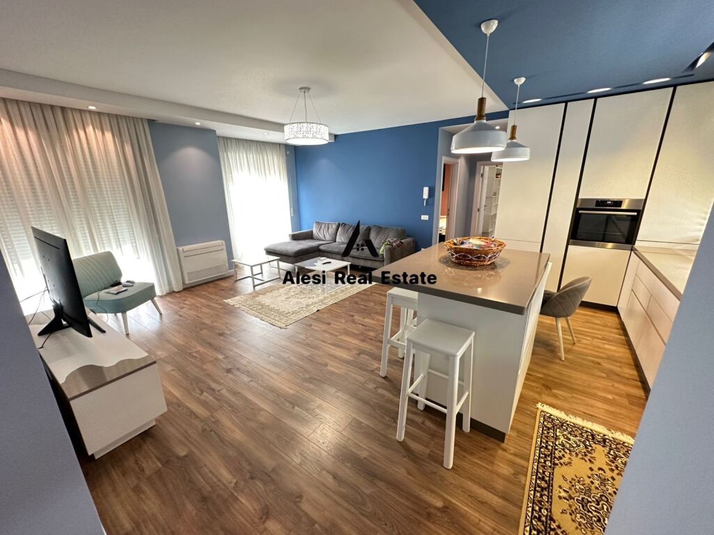 Appartamento 2+1+2  Indirizzo: Via dei Kosovari  7° piano  Arredato con condizioni moderne  2 balconi 1 guardaroba 2 bagni  1 posto auto  Prezzo 1300 €