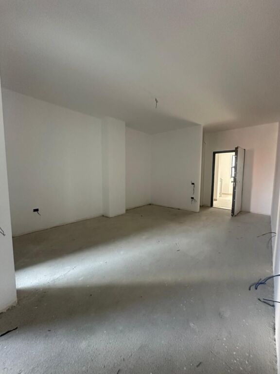 Shitet Apartament 3+1+2