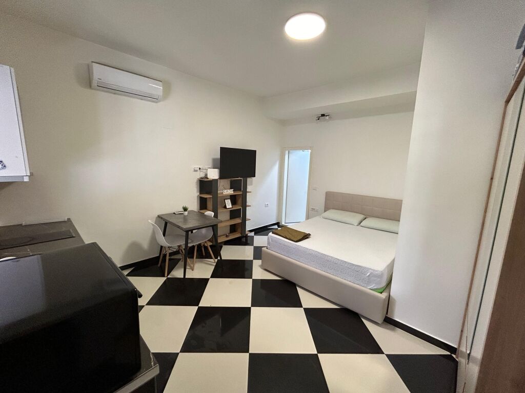 Affittasi Gazoniere  Indirizzo: Ex Parco Di Fronte a Deliorgji  Primo piano  Arredato  Edificio privato  Prezzo 350 mila lek