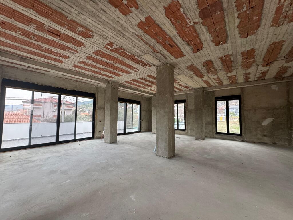 Service unit, Business, Premises + Land for rent in Berzhite, PALMA NOVA