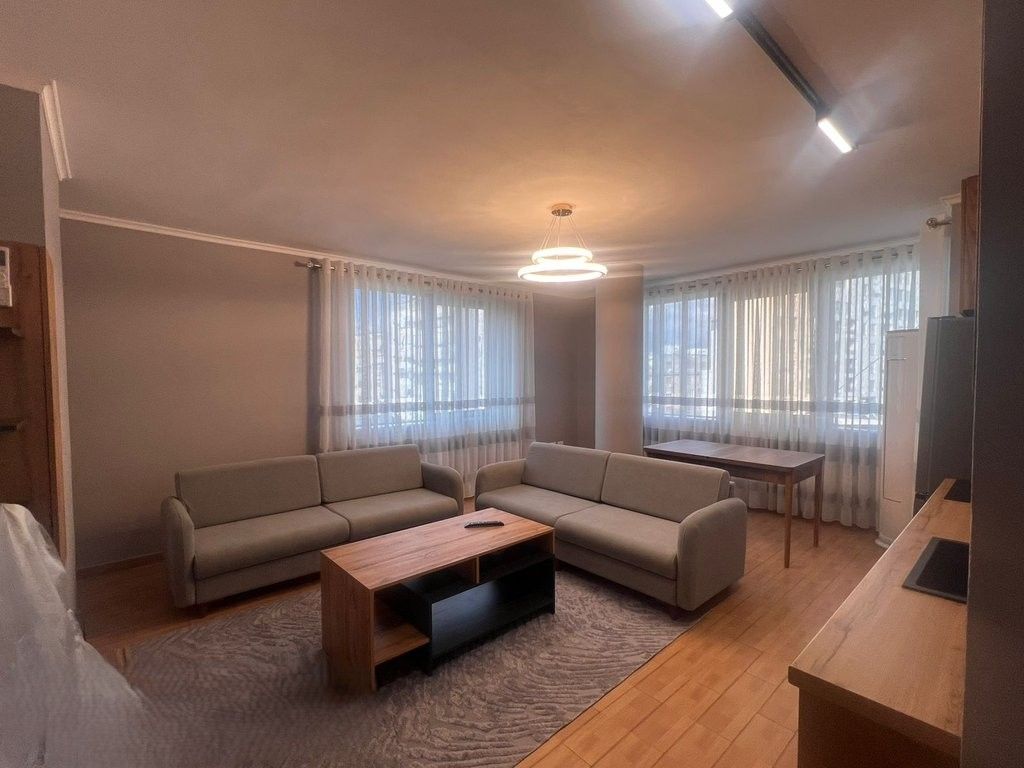 Japim me qira apartament 2+1 të sapomobiluar pranë Pazarit të Ri! 800 € /Muaj