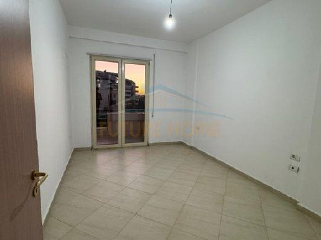 Shitet, Apartament 1+1, Fresku, Tiranë