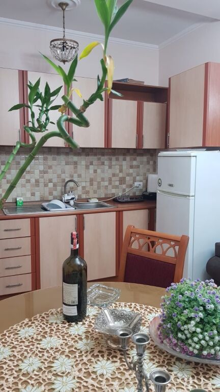 Appartamento 1+1 arredato in affitto in Ali Dem vicino a Bar Kritea