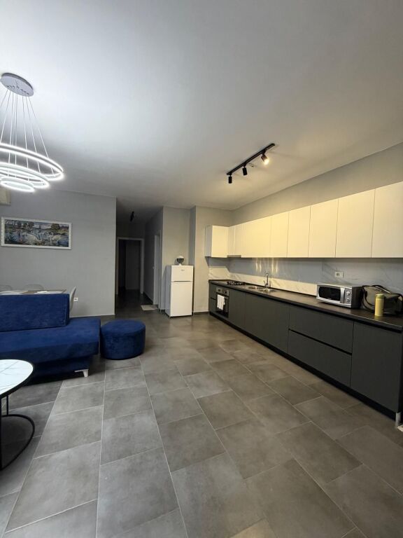 • Apartment 2+1 for rent  • Tom Doshi Complex, between Shkoza and Fresku – Tirana  • Area: 88 m²  • Floor: 3  • New building with elevator  • Layout: corridor, living room + kitchen, 2 bedrooms, 2 bathrooms, balcony  • New furniture and air conditioning  • Price: 500 € / month  • Families preferred