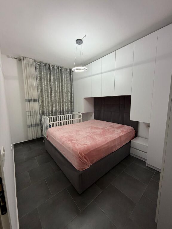• Apartment 2+1 for rent  • Tom Doshi Complex, between Shkoza and Fresku – Tirana  • Area: 88 m²  • Floor: 3  • New building with elevator  • Layout: corridor, living room + kitchen, 2 bedrooms, 2 bathrooms, balcony  • New furniture and air conditioning  • Price: 500 € / month  • Families preferred