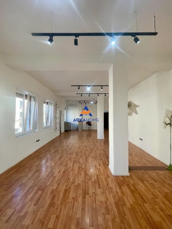 JEPET ME QERA APARTAMENT "NE BLLOK" 800 EURO