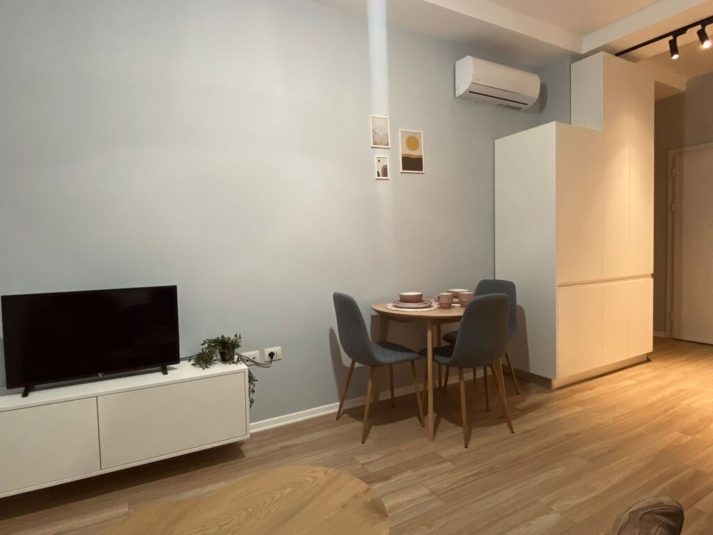 Rent apartment 1+1 Magnet complex 21 December 5th floor, building with elevator Available at the end of the month Price 60,000 lek per month