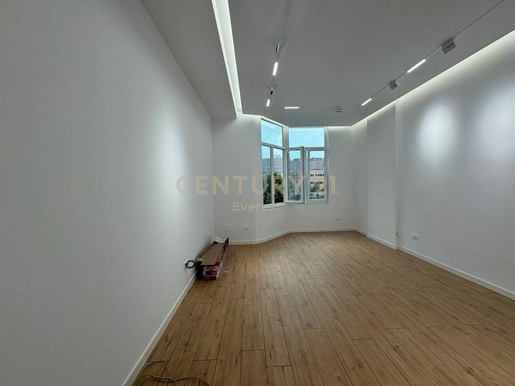 PRANE SQUARE 21, SHESIM GARSONIERE!