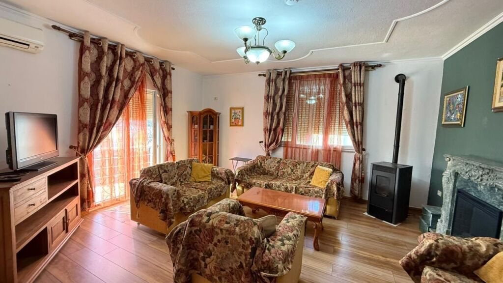 3-storey villa for rent near Farka Lake