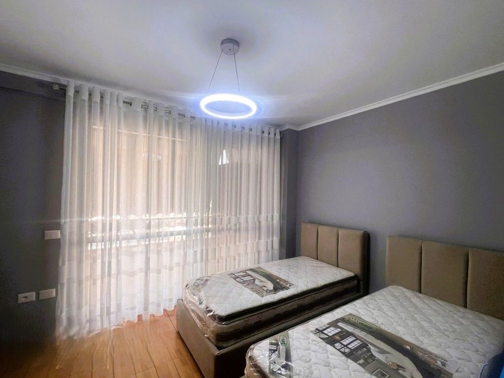 Japim me qira apartament 2+1 të sapomobiluar pranë Pazarit të Ri! 800 € /Muaj
