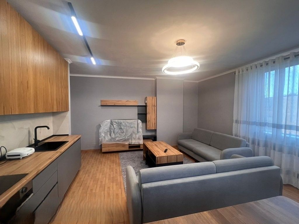 Japim me qira apartament 2+1 të sapomobiluar pranë Pazarit të Ri! 800 € /Muaj